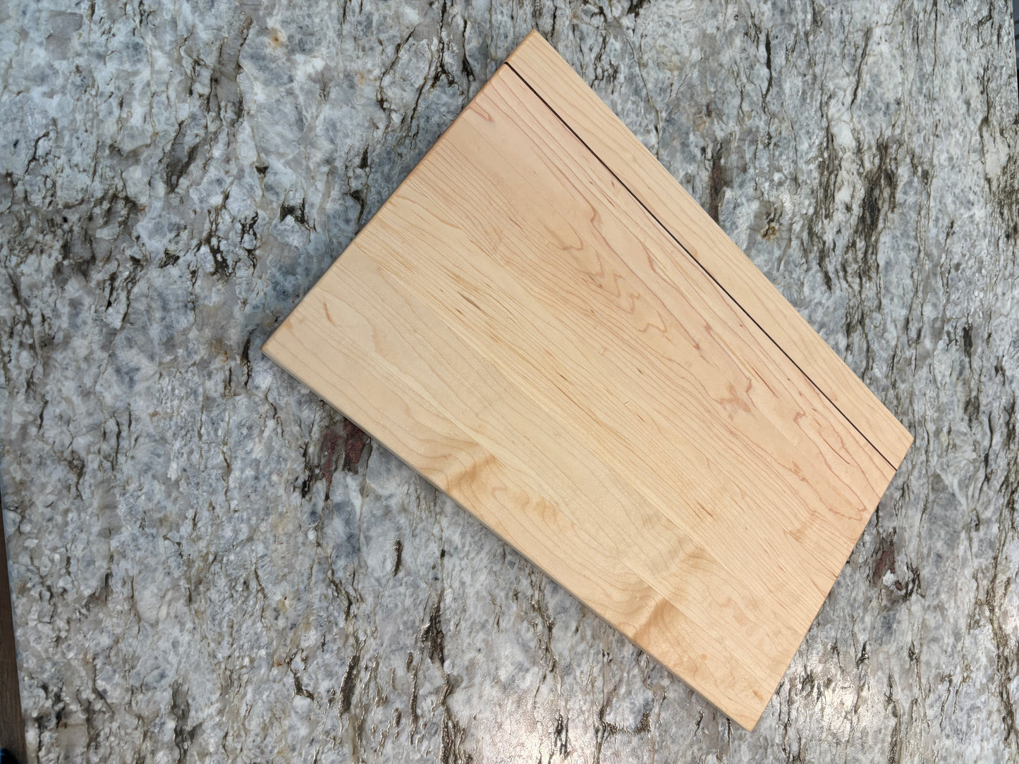 Maple face grain cutting board with Sapele accent