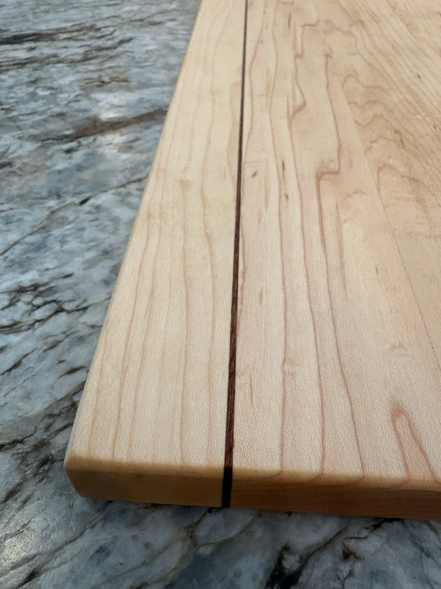 Maple face grain cutting board with Sapele accent